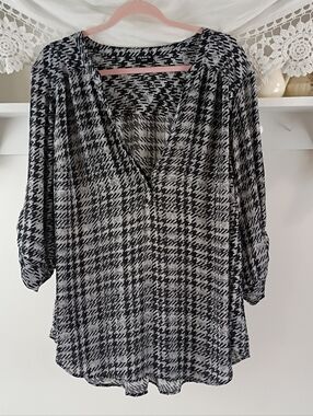 Torrid Black & White Houndstooth V-Neck Harper Blouse